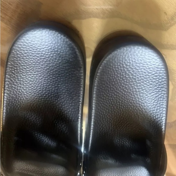 Gucci Rubber GG Logo Pursuit Slides Sandals Size 10 with box and dust bag! - Picture 4 of 10